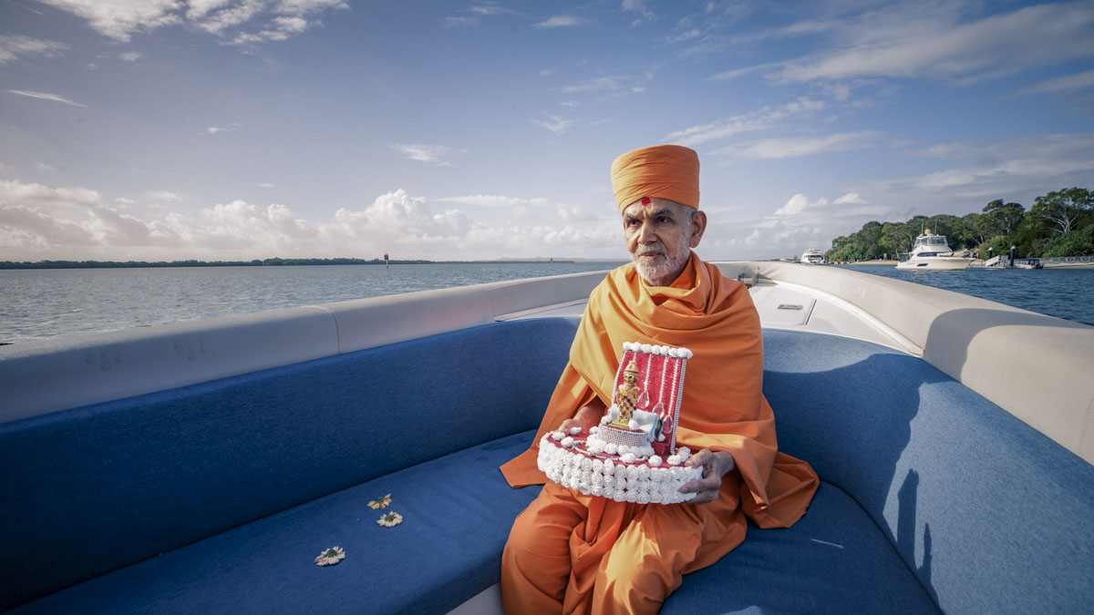 Swamishri with Shri Harikrishna Maharaj