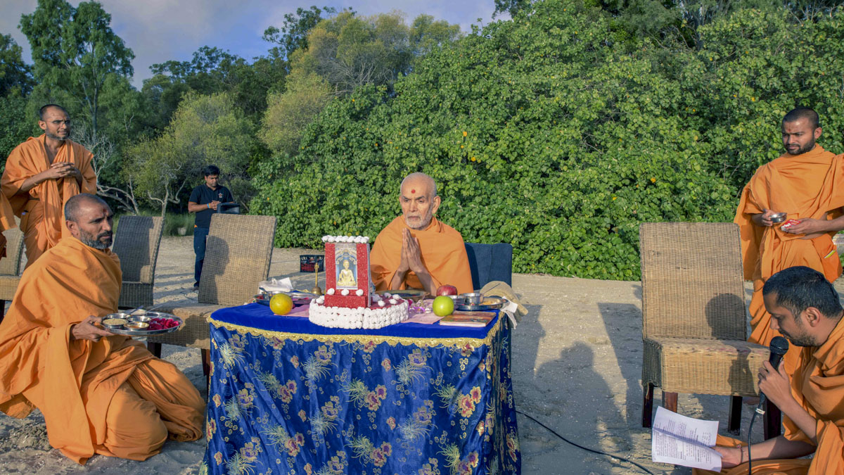 Swamishri performs the asthipushpa visarjan mahapuja