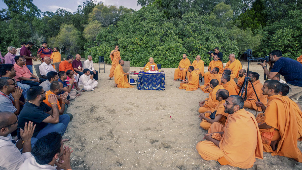 Swamishri performs the mahapuja rituals