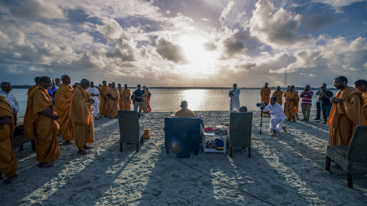 Swamishri performs the mahapuja rituals