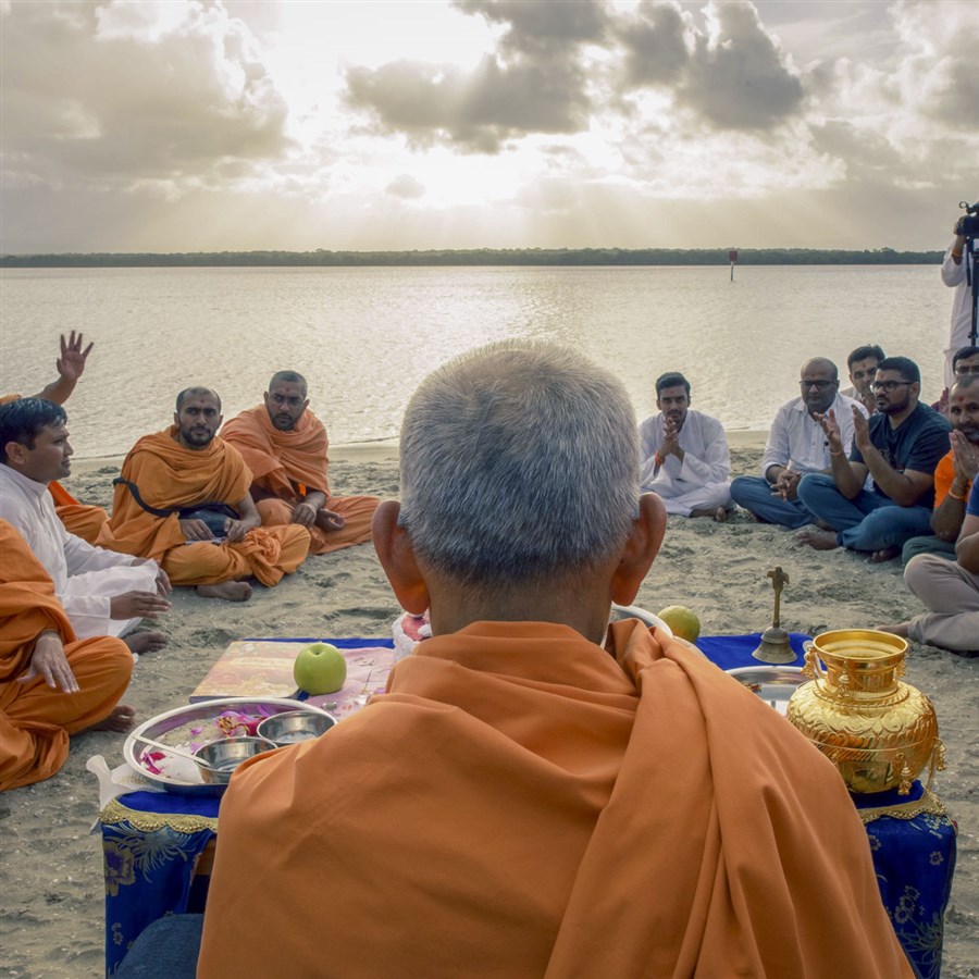 Swamishri performs the mahapuja rituals