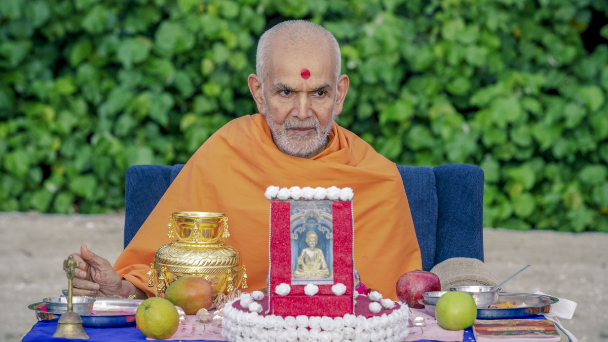 Swamishri performs the mahapuja rituals