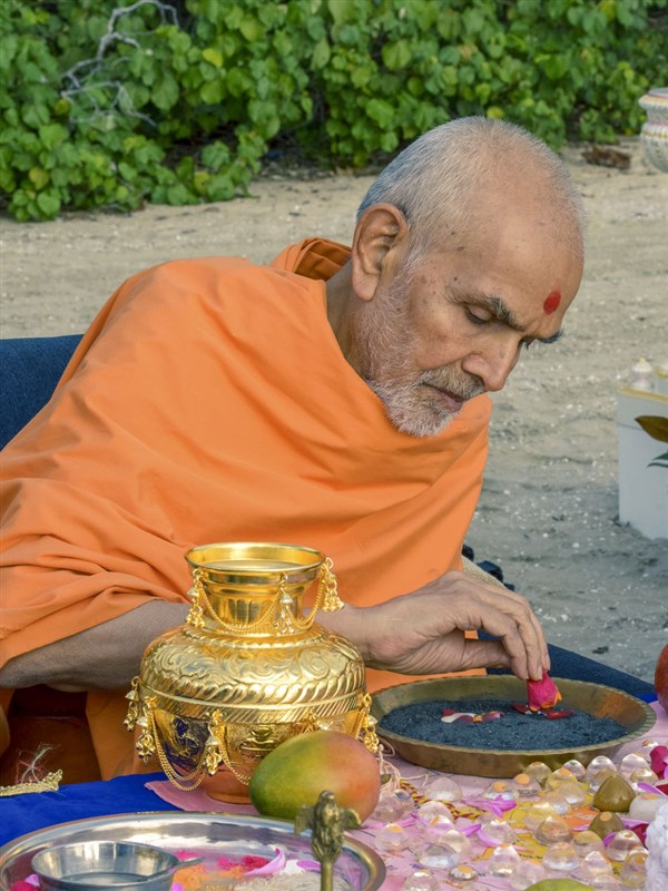 Swamishri performs pujan of asthipushpa