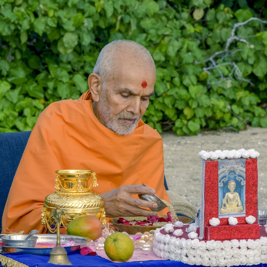 Swamishri performs pujan of asthipushpa