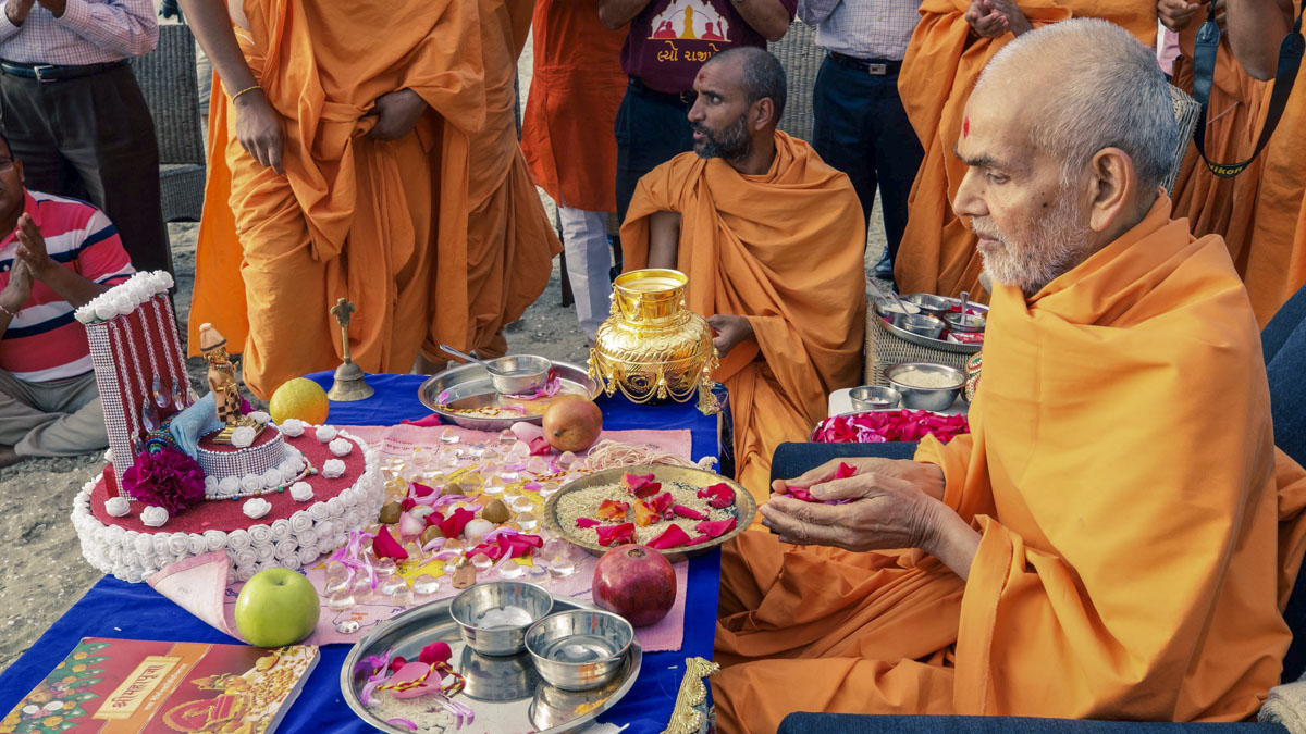 Swamishri performs pushpa arti