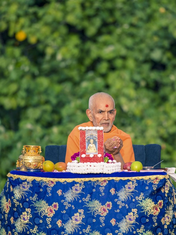 Swamishri performs pushpa arti