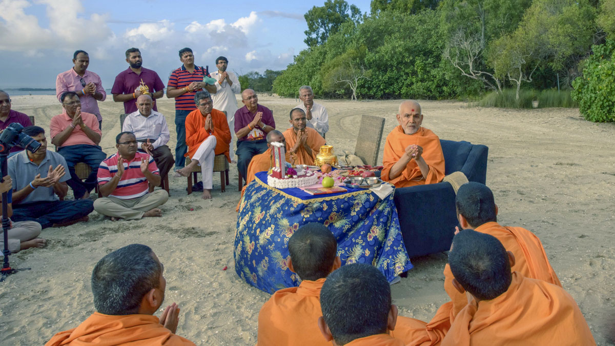 Swamishri performs pushpa arti