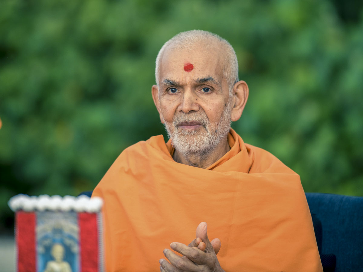 Swamishri performs the mahapuja rituals