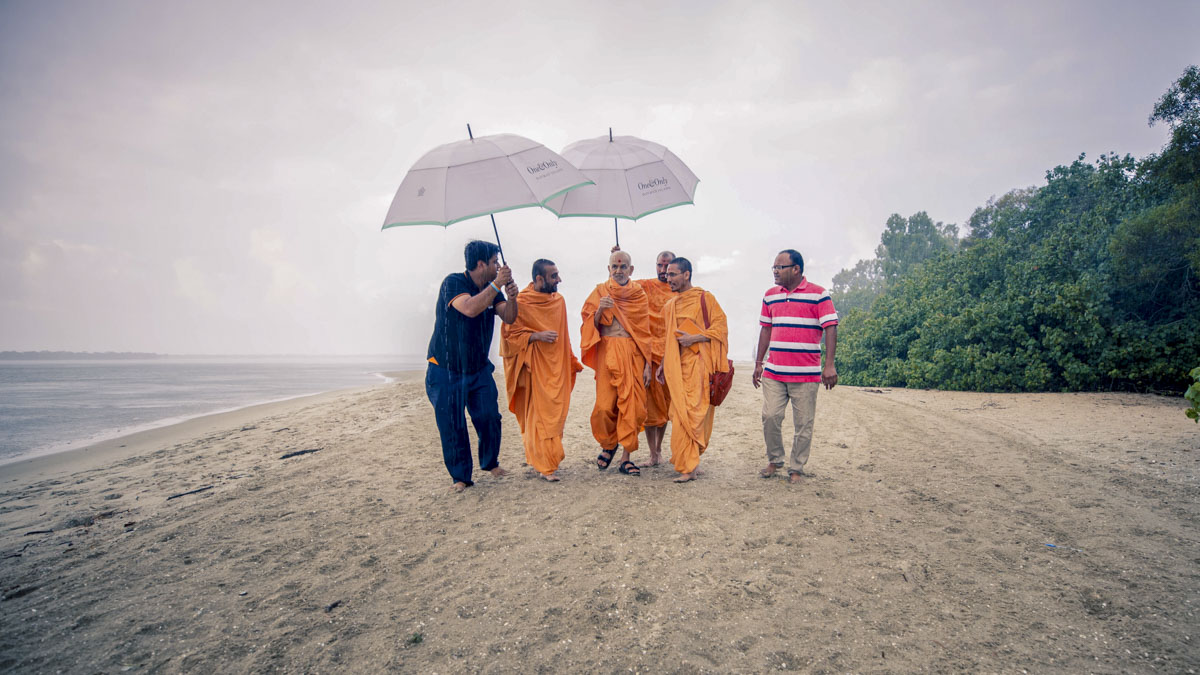Swamishri on his way to the boat for asthipushpa visarjan