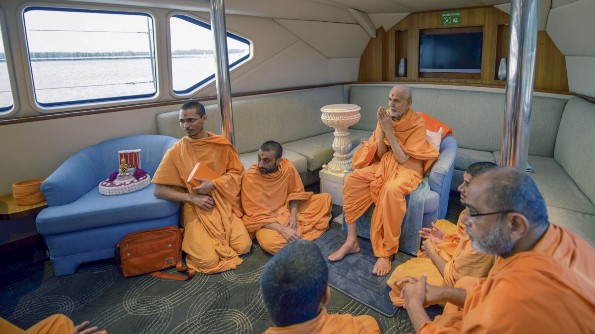 Swamishri greets all with Jai Swaminarayan