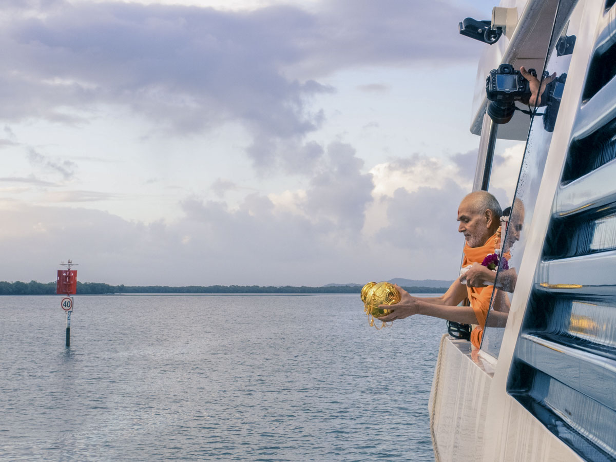 Swamishri disperses the asthipushpa of HH Pramukh Swami Maharaj in the Pacific Ocean