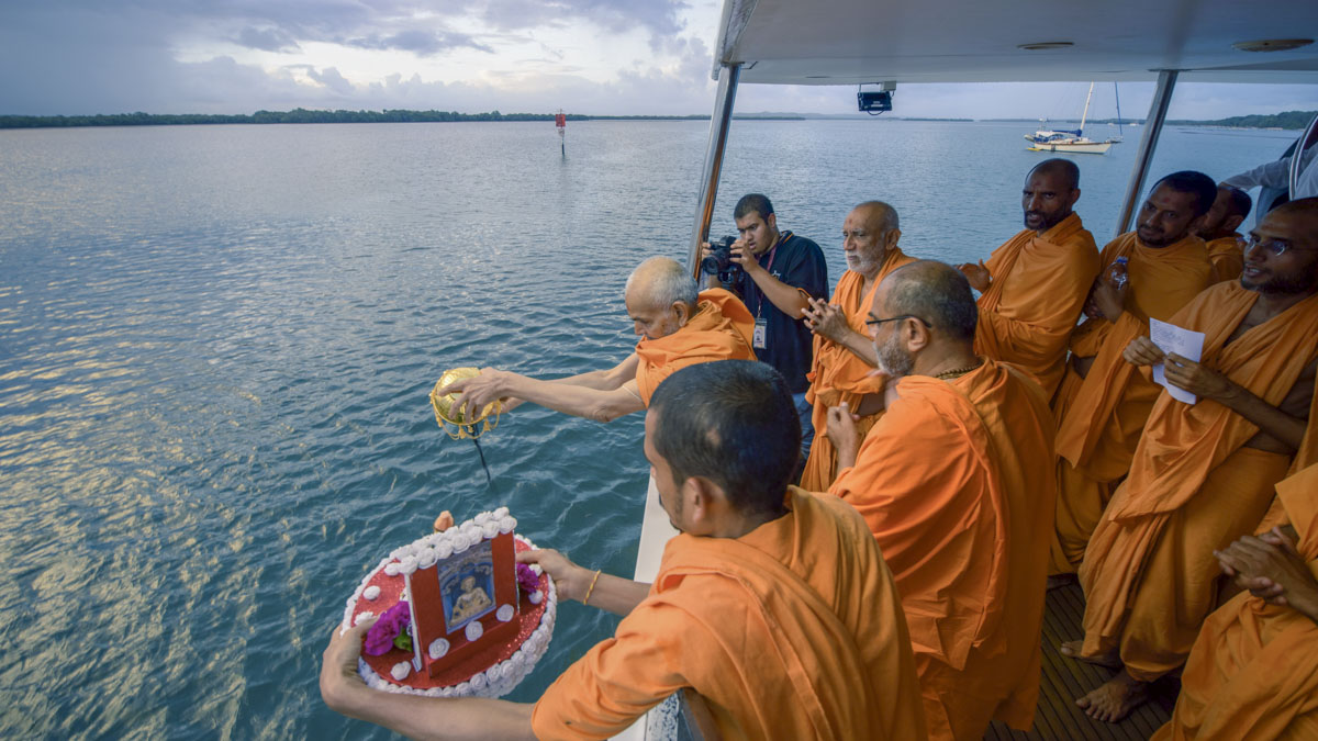 Swamishri disperses the asthipushpa of HH Pramukh Swami Maharaj in the Pacific Ocean
