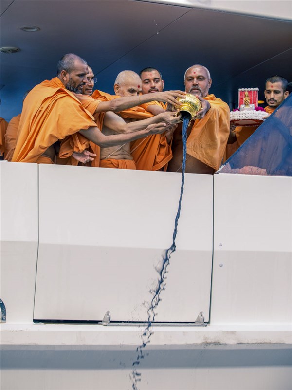 Swamishri and sadhus disperse the asthipushpa of HH Pramukh Swami Maharaj in the Pacific Ocean