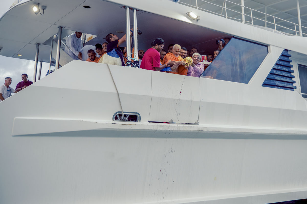 Swamishri and devotees disperse the asthipushpa of HH Pramukh Swami Maharaj in the Pacific Ocean