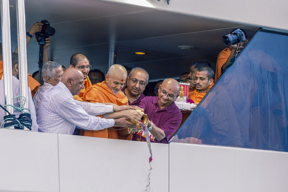 Swamishri and devotees disperse the asthipushpa of HH Pramukh Swami Maharaj in the Pacific Ocean
