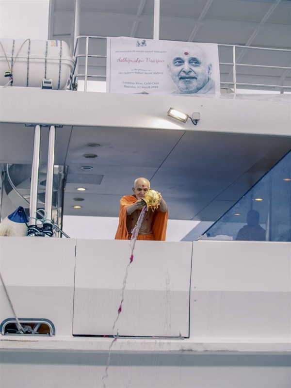 Swamishri disperses the asthipushpa of HH Pramukh Swami Maharaj in the Pacific Ocean