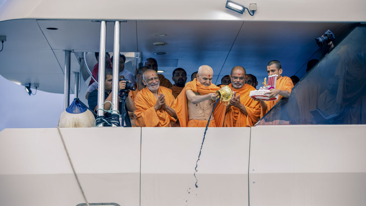 HH Pramukh Swami Maharaj's Asthipushpa Visarjan<br><a href="http://www.baps.org/News/2018/HH-Pramukh-Swami-Maharajs-Asthipushpa-Visarjan-12966.aspx" target="blank" style="text-decoration:underline; color:blue;">For more photos</a>
