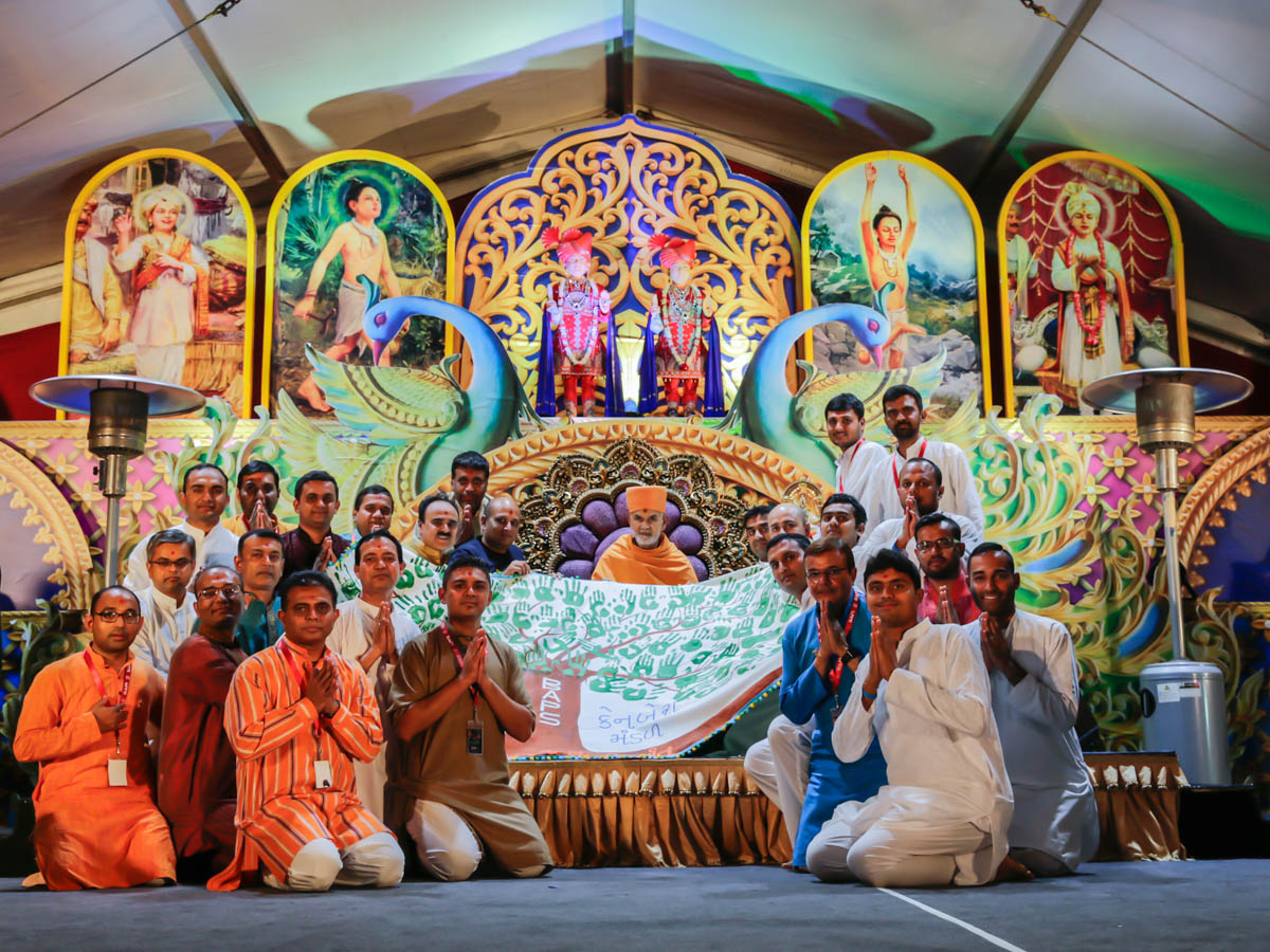 Devotees honor Swamishri with a shawl