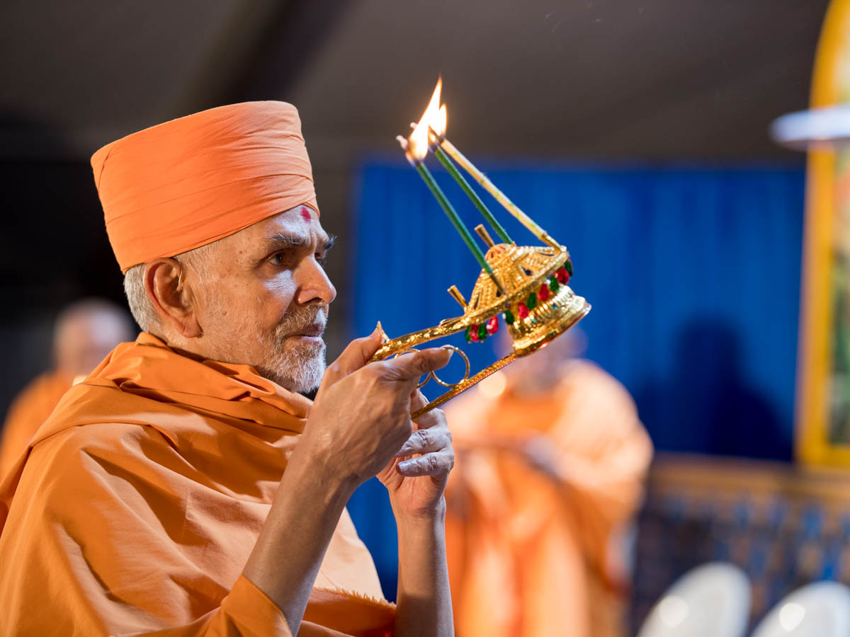 Swamishri performs the janmotsav arti