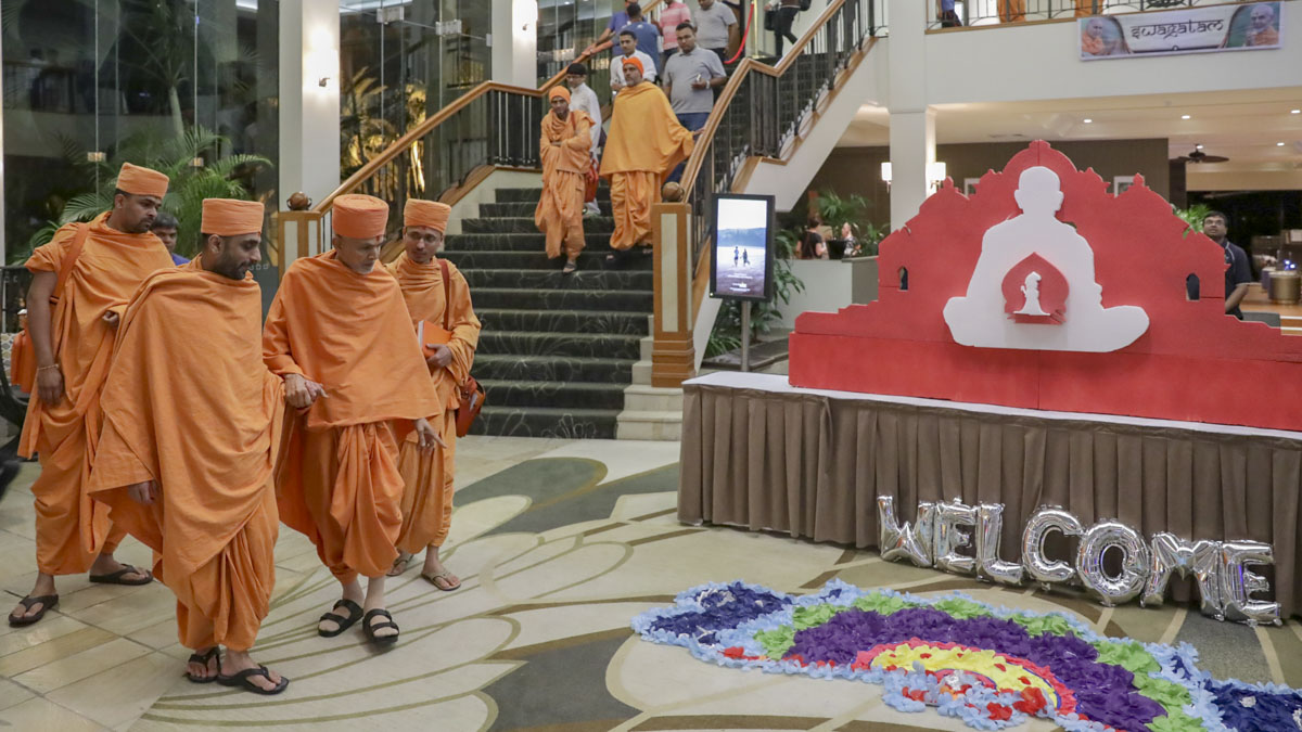 Param Pujya Mahant Swami Maharaj observes a rangoli