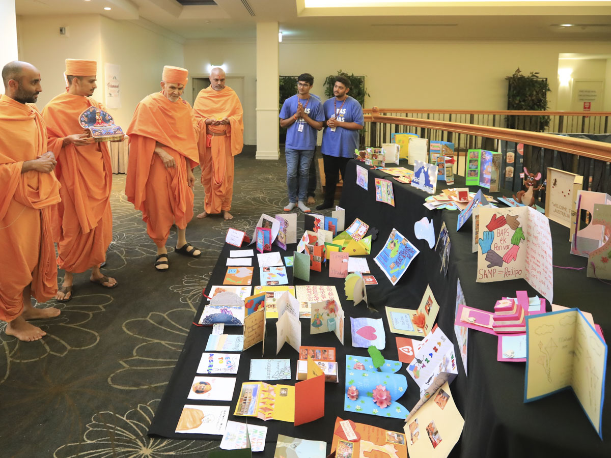 Swamishri observes cards prepared by kishores and kishoris