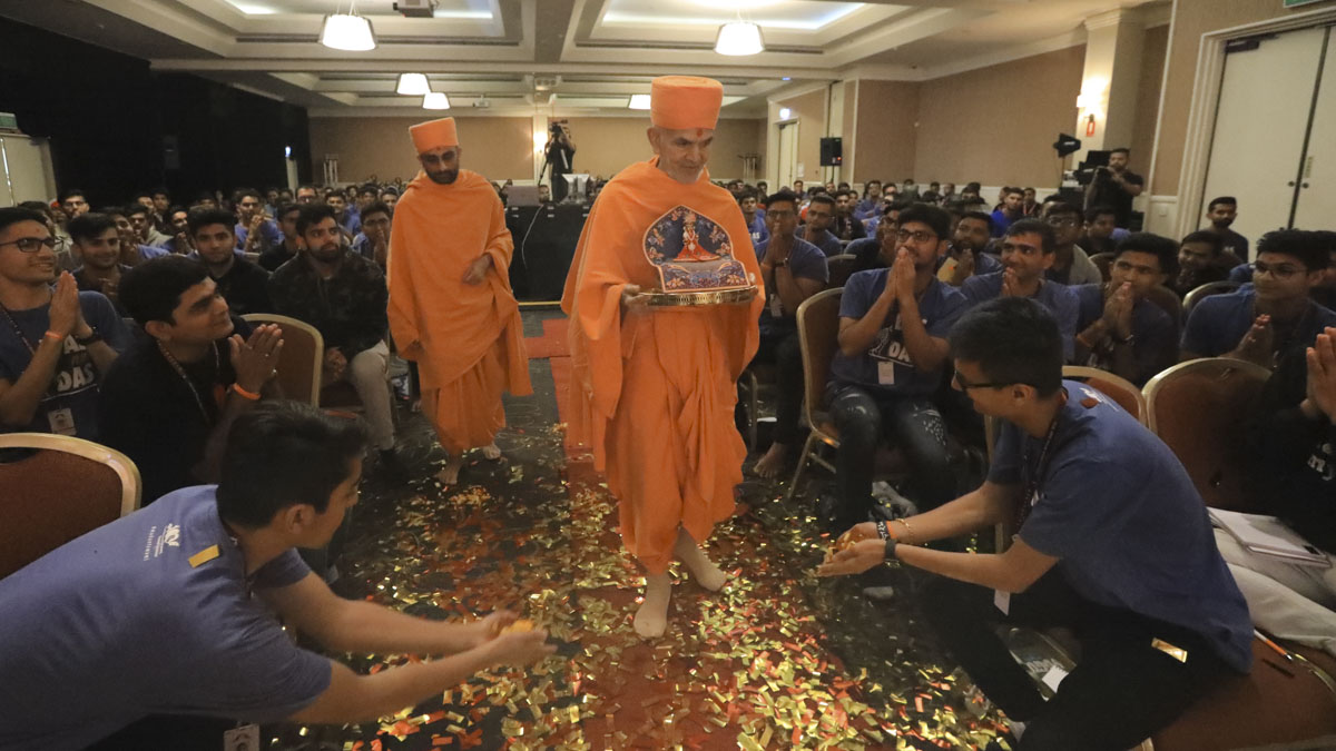Kishores welcome Swamishri