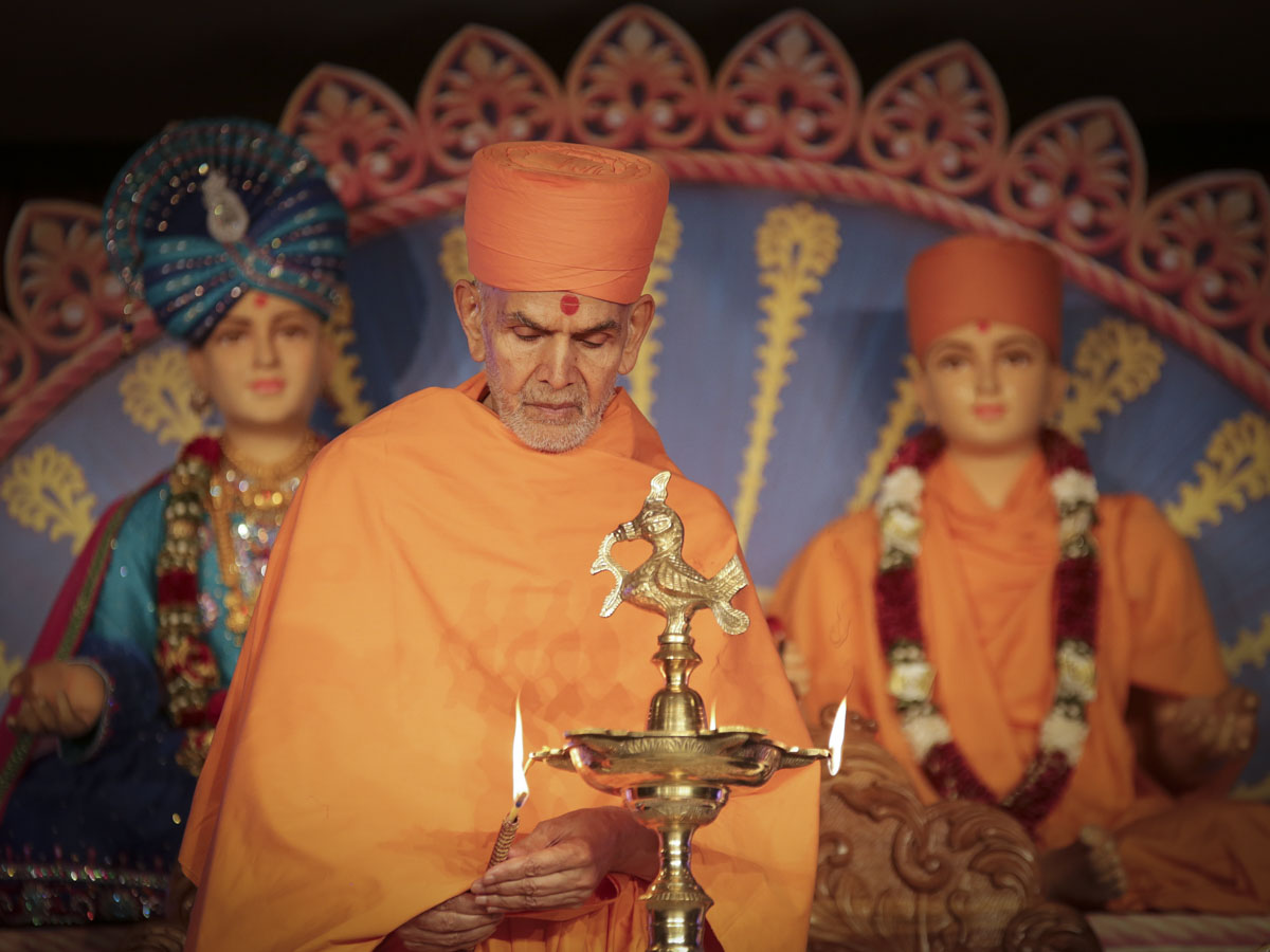 Swamishri lights the inaugural lamp