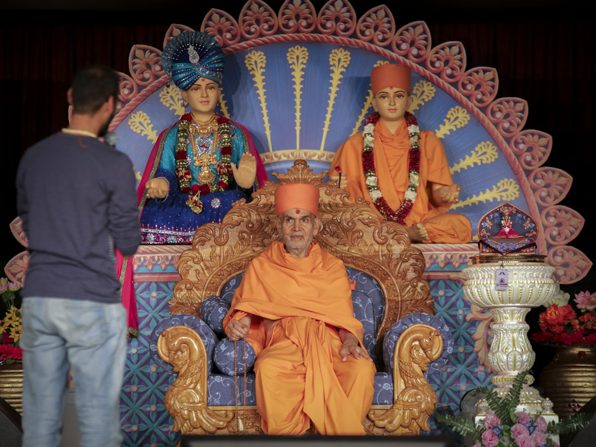 A kishore presents before Swamishri