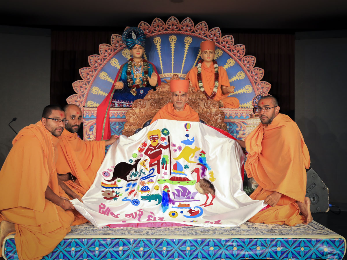 Sadhus honor Swamishri with a shawl
