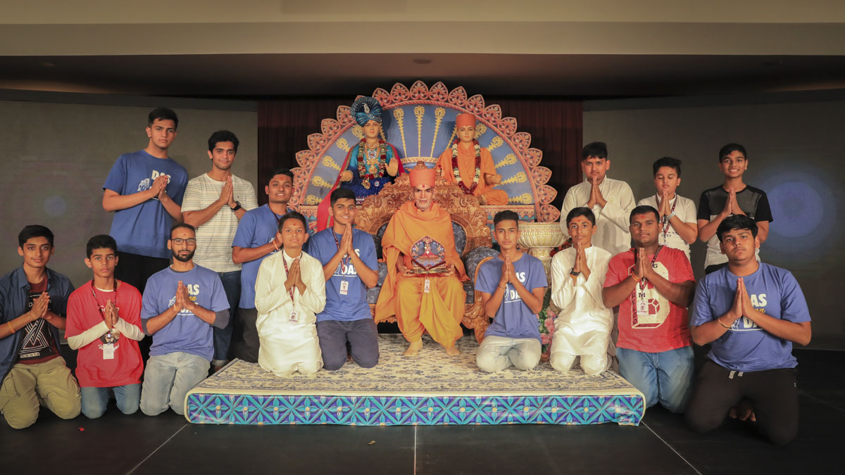 Kishores with Swamishri