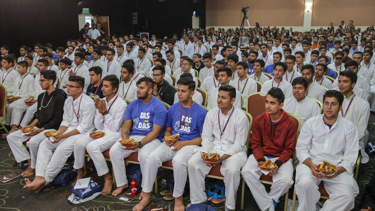 Kishores receive prasad during the session