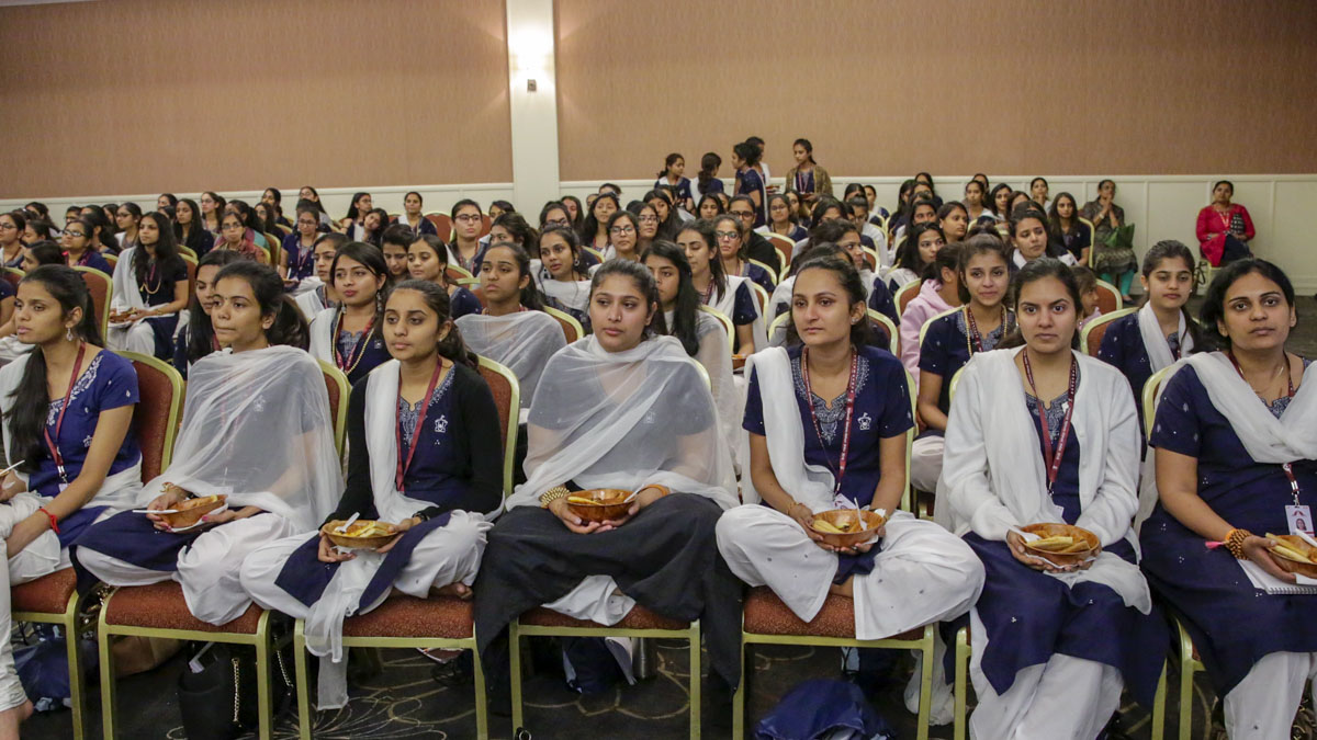 Kishoris receive prasad during the session