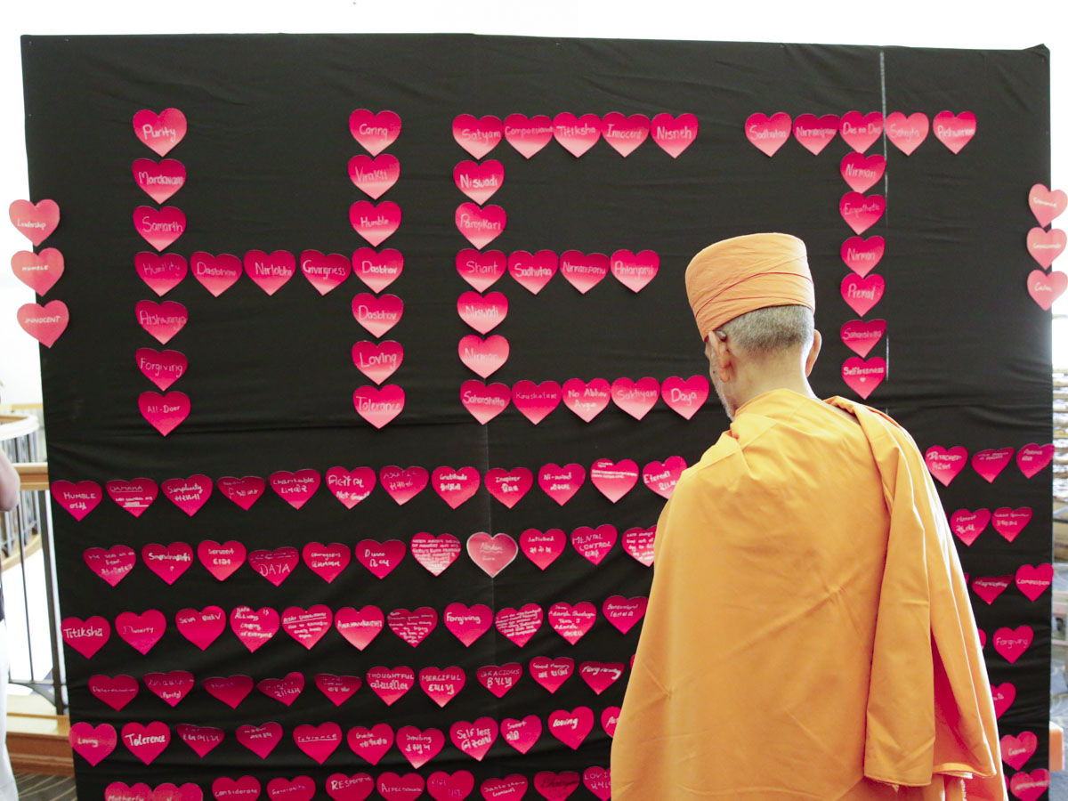Swamishri observes a display prepared by the kishores and kishoris