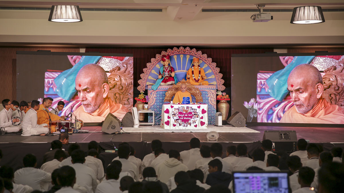 Swamishri performs his morning puja