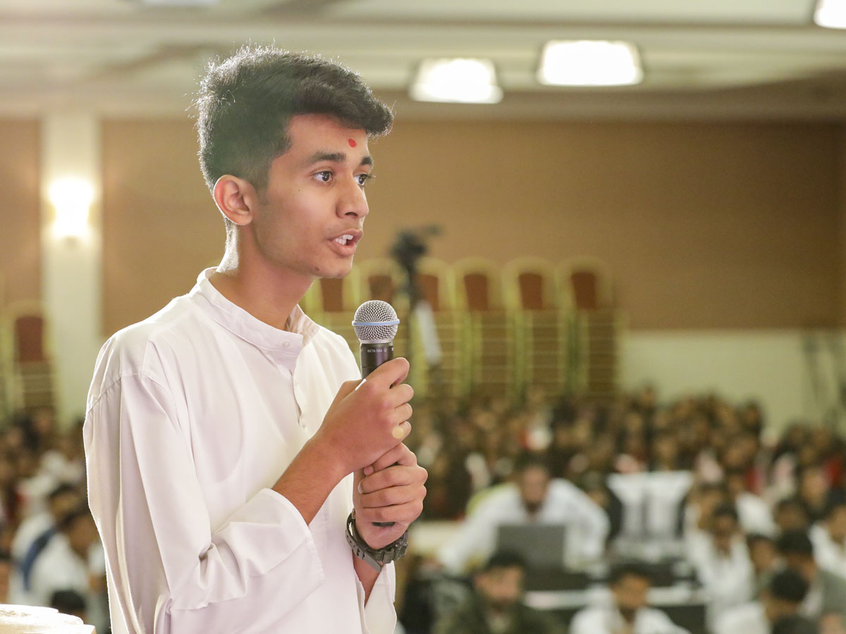 A kishore presents before Swamishri