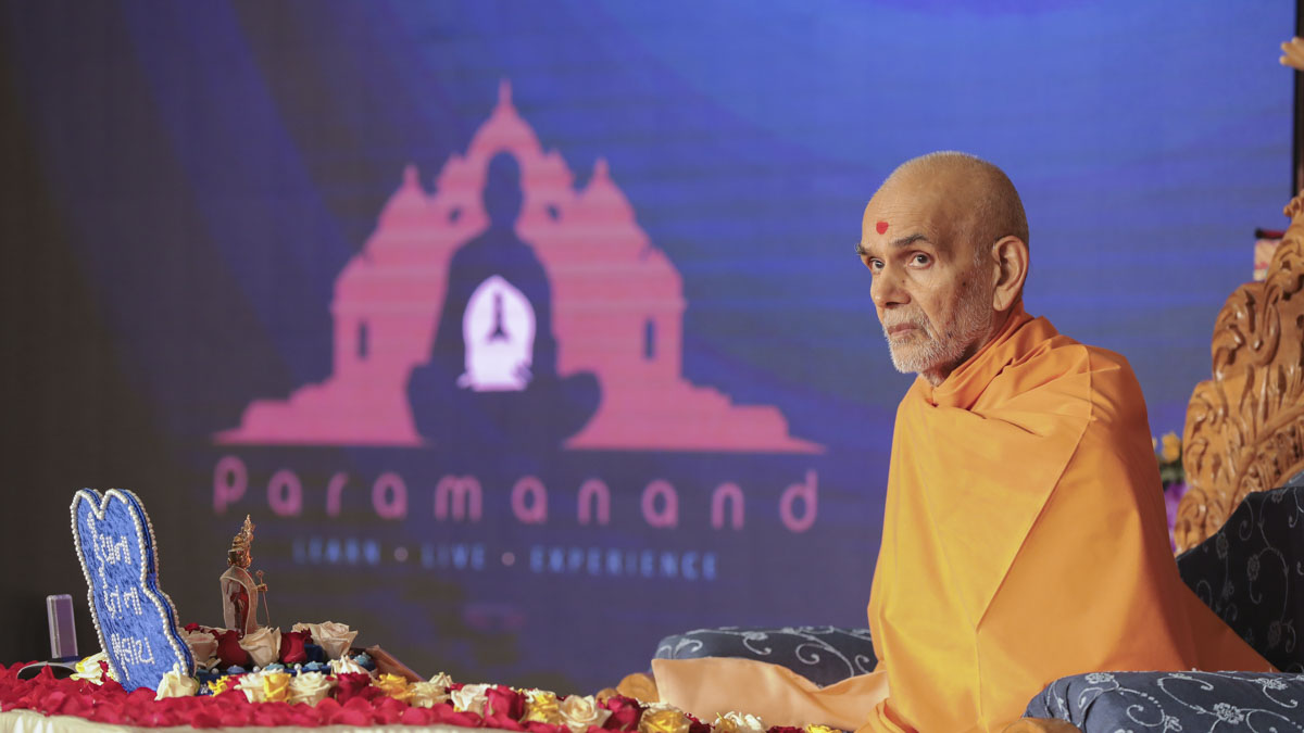 Swamishri blesses a kishore
