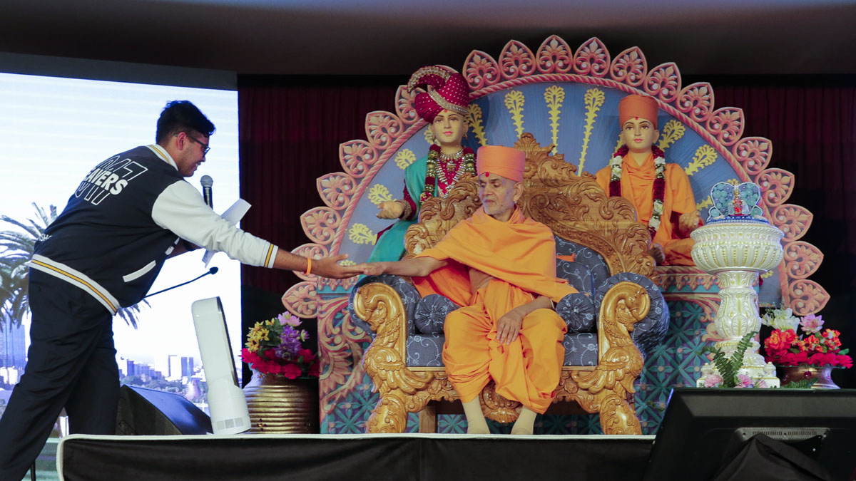 Swamishri blesses a kishore