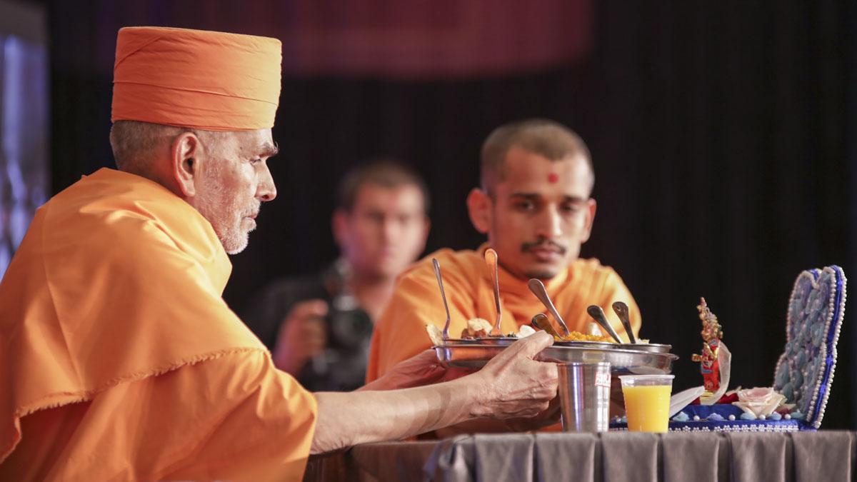 Swamishri offers thal to Shri Harikrishna Maharaj