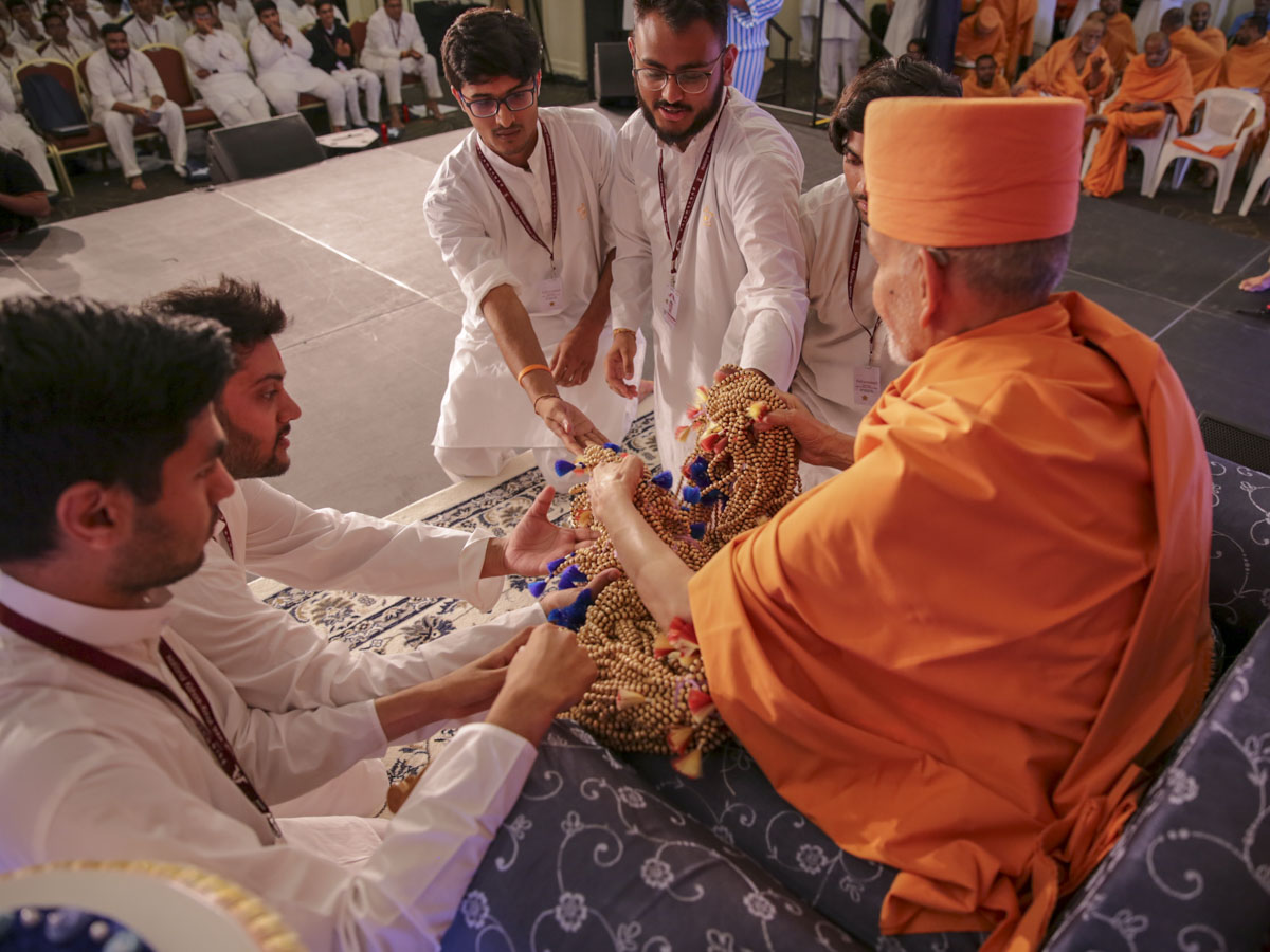 Swamishri sanctifies malas to be given to kishores and kishoris