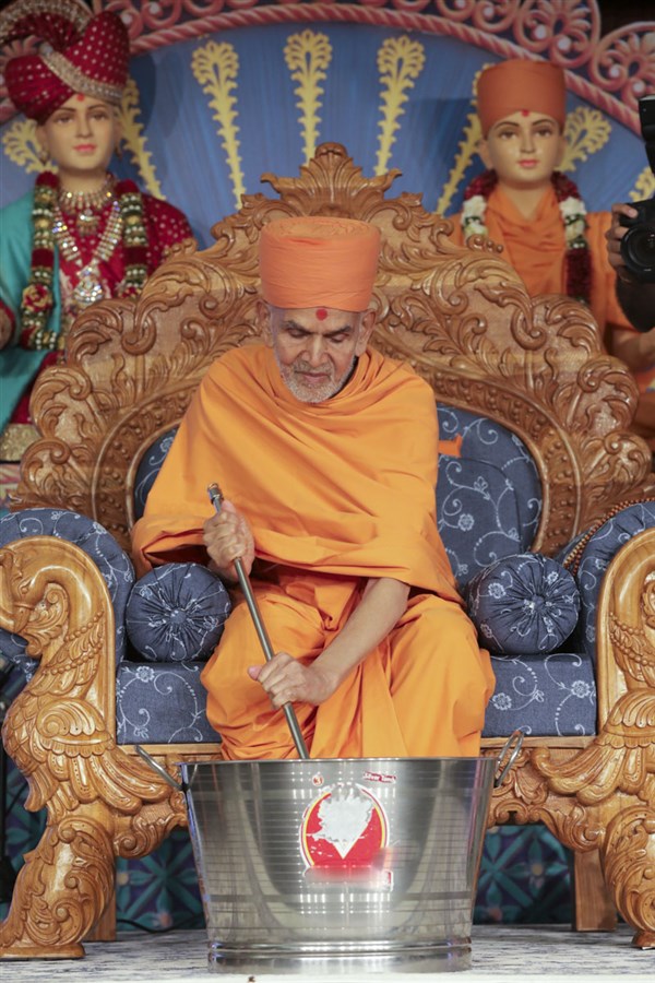 Swamishri sanctifies food for youths