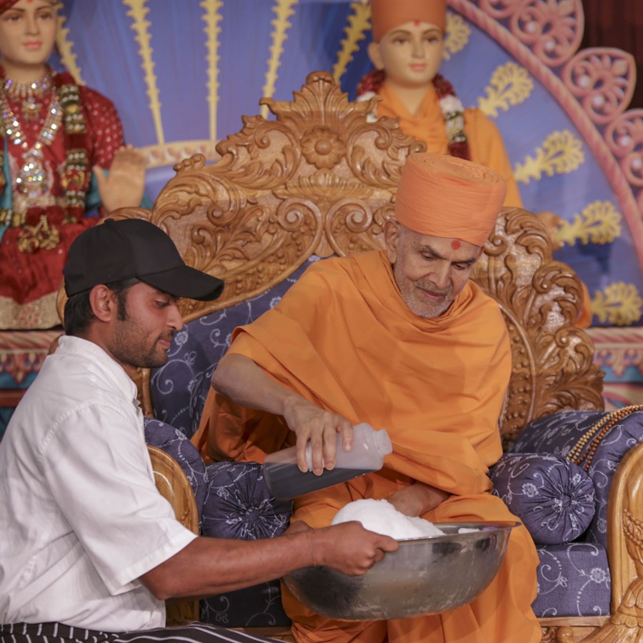 Swamishri sanctifies food for youths