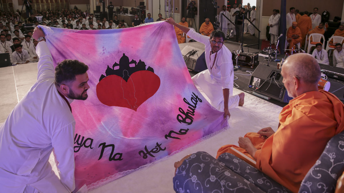 Swamishri observes a shawl
