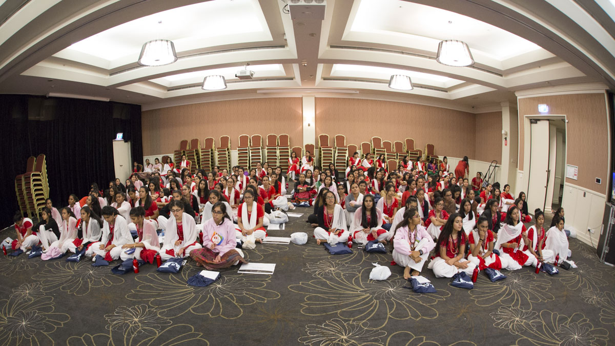 Kishoris during the kirtan aradhana
