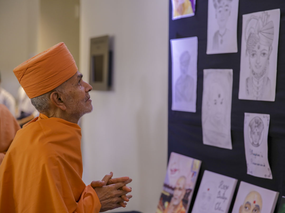 Swamishri observes drawings