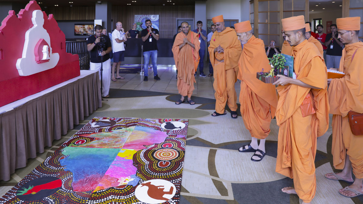 Swamishri observes a rangoli