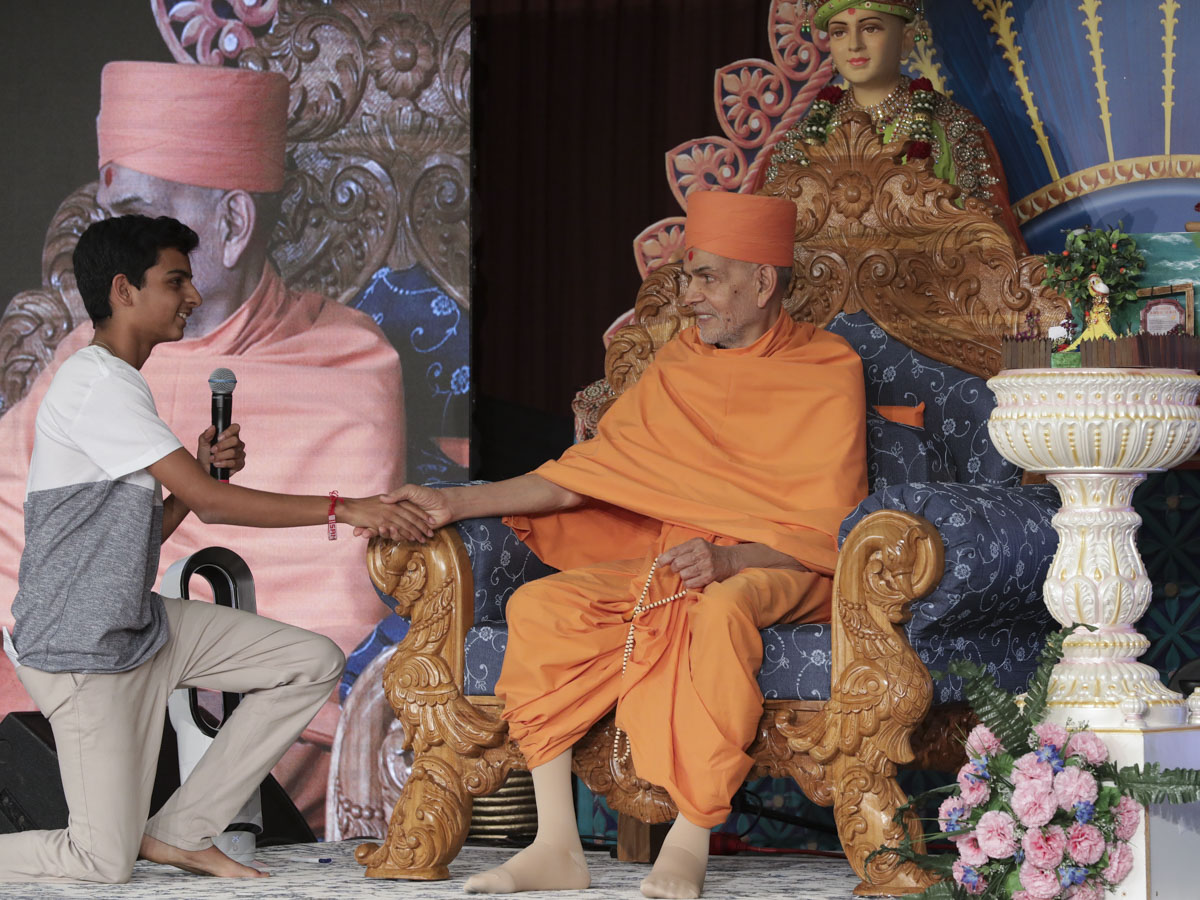 Swamishri blesses a kishore