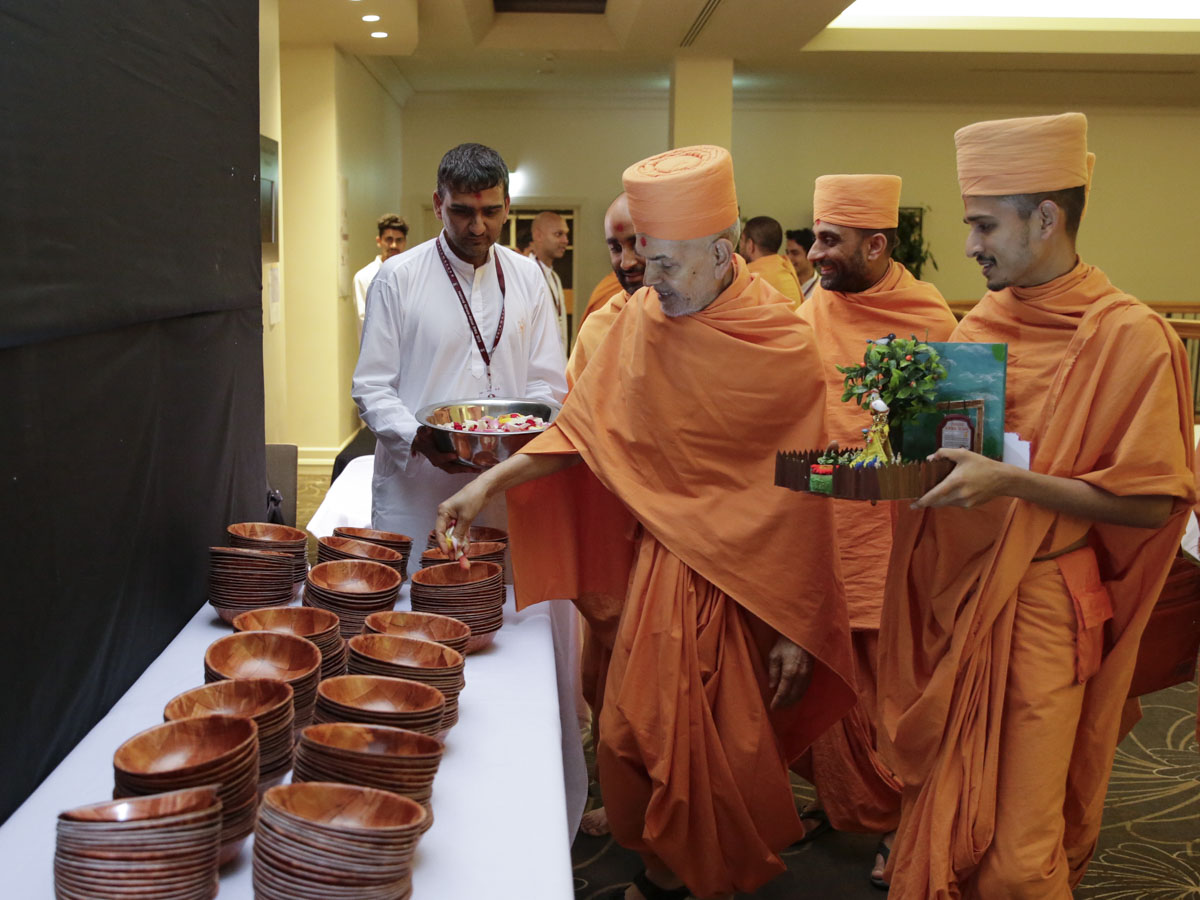Swamishri sanctifies 'pattars' 