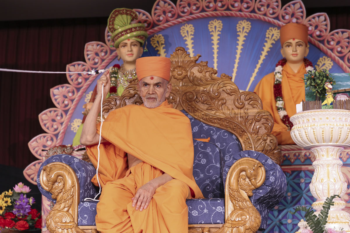 Swamishri participates in an activity with the youths