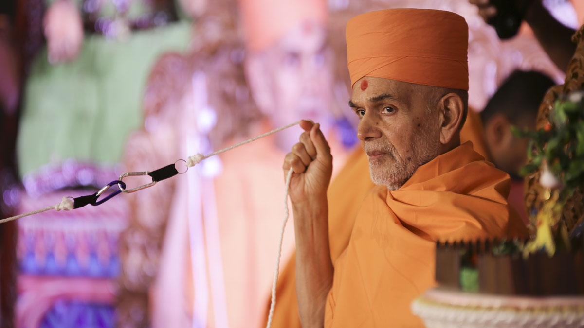 Swamishri participates in an activity with the youths