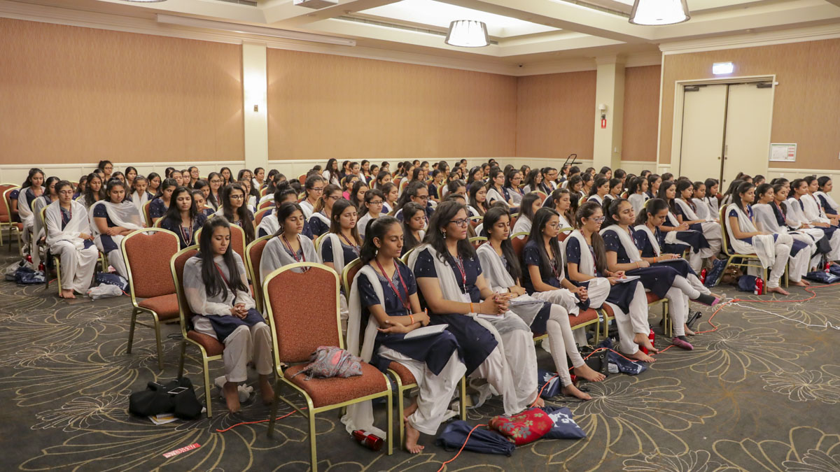 Kishoris meditating during the session